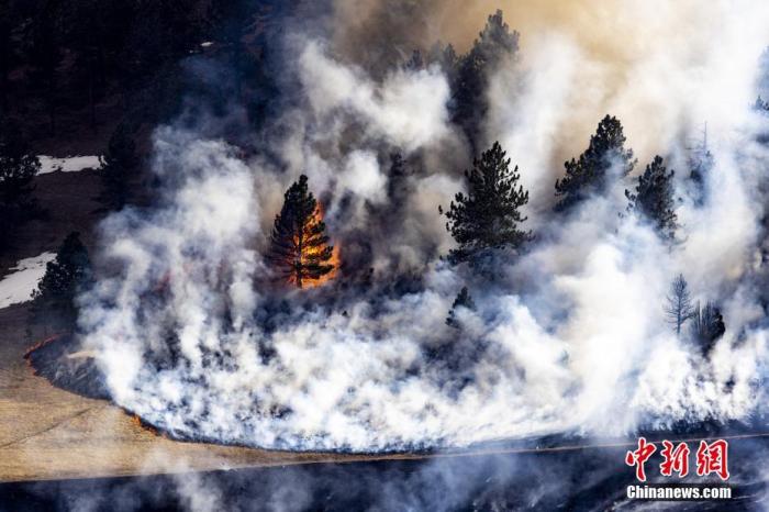 當地時間2022年3月26日，美國科羅拉多州博爾德縣，迅速蔓延的野火讓成千上萬的居民因住房被燒毀而離開家園。圖片來源：視覺中國