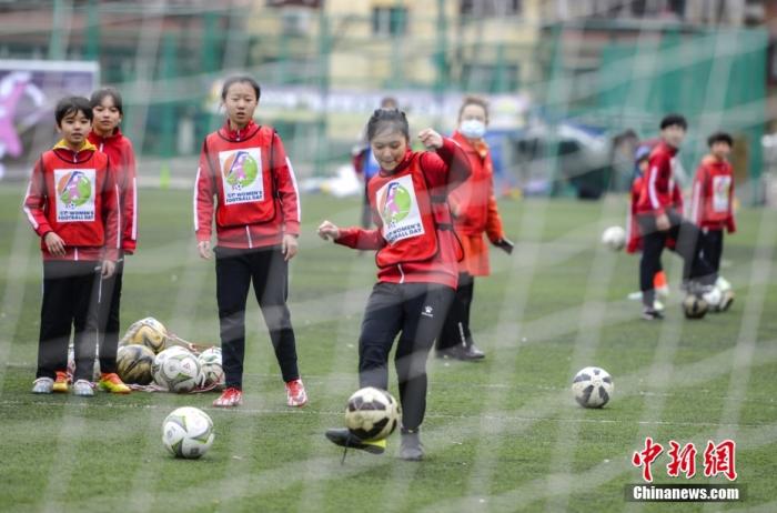 踢足球的青少年们。<a target='_blank' href='/'>中新社</a>记者 刘新 摄