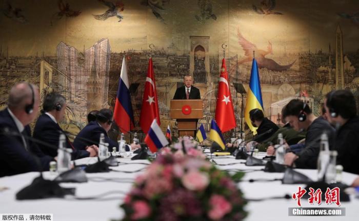 當地時間3月29日，俄羅斯和烏克蘭代表團在土耳其伊斯坦布爾展開新一輪面對面談判。圖為土耳其總統埃爾多安在談判前講話。