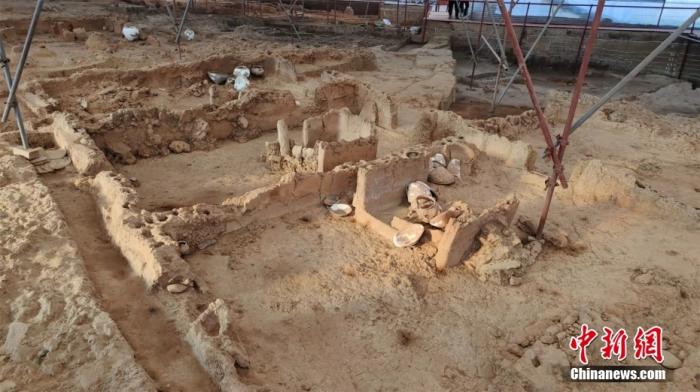 资料图：河南南阳黄山遗址F2部分陶器修好后全景(东南向西北)。中新社发 国家文物局 供图