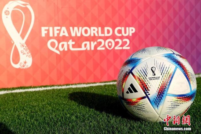 2022卡塔尔世界杯官方用球。图片来源：视觉中国
