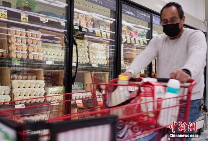 当地时间4月5日，一名顾客从美国加州圣马特奥县一家超市的鸡蛋货柜前经过。 <a target='_blank' href='/'>中新社</a>记者 刘关关 摄