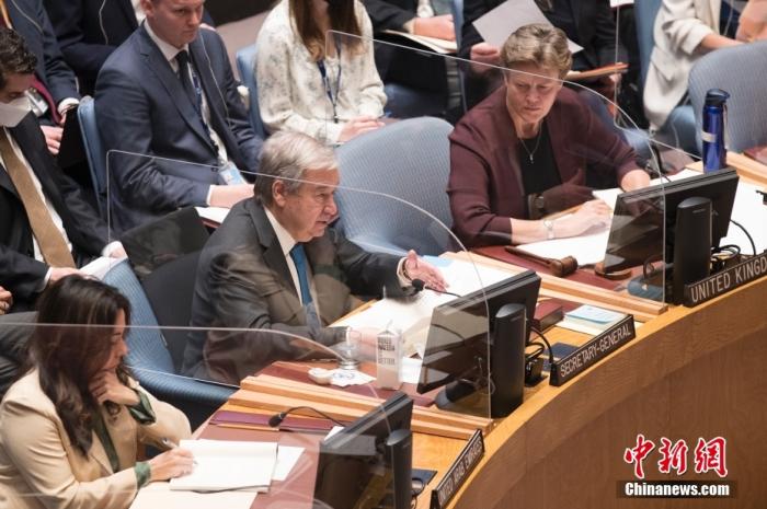 当地时间4月5日，联合国安理会在纽约联合国总部就乌克兰局势举行公开会。图为联合国秘书长古特雷斯在会上发言。 中新社记者 廖攀 摄