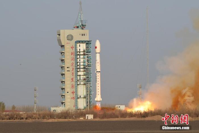 北京时间4月7日7时47分，中国在酒泉卫星发射中心用长征四号丙运载火箭，成功将高分三号03星发射升空，卫星顺利进入预定轨道，发射任务获得圆满成功。汪江波 摄