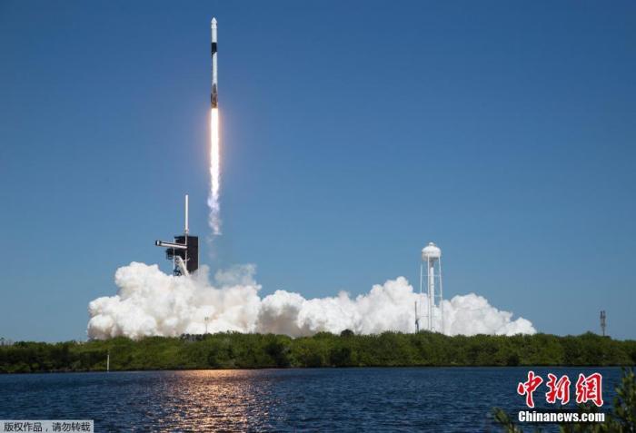 当地时间4月8日11时17分，美国太空探索技术公司(SpaceX)的“猎鹰9”火箭在佛罗里达州肯尼迪航天中心发射升空，将4位平民乘客送往国际空间站。美联社报道称，除美国国家航空航天局(NASA)前宇航员迈克尔·洛佩斯-阿莱格里亚之外，此次搭乘“龙”飞船参加太空旅行的乘客还包括美国人拉里·康纳、加拿大人马克·帕西以及以色列人伊尔坦·施蒂比，这3位富商要为旅行各自支付5500万美元。