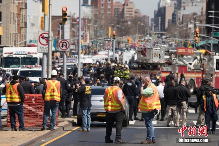 當地時間4月12日，美國紐約市布魯克林區36街地鐵站發生槍擊案，至少16人受傷，其中10人直接中槍，大批警力和相關部門人員趕赴現場。圖為地鐵站外的地鐵工作人員。 <a target='_blank' href='/'>中新社</a>記者 廖攀 攝