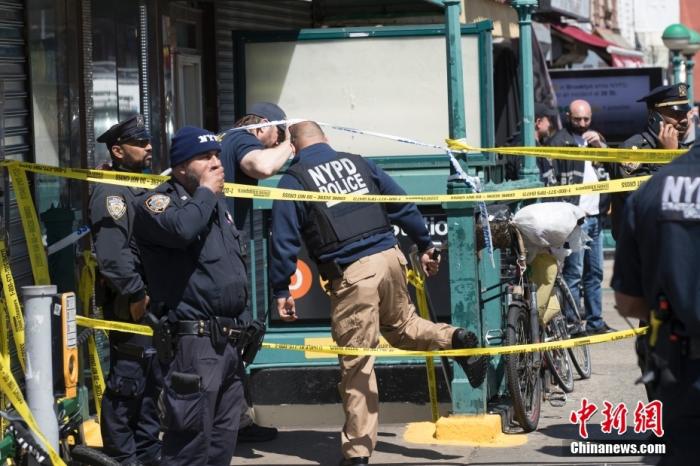 當地時間4月12日，美國紐約市布魯克林區36街地鐵站發生槍擊案，至少16人受傷，其中10人直接中槍，大批警力和相關部門人員趕赴現場。圖為發生槍擊案的地鐵站地面出入口。 中新社記者 廖攀 攝