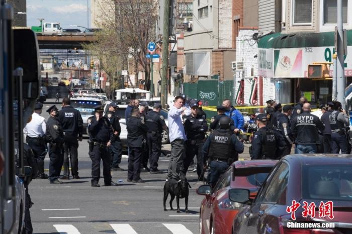當地時間4月12日，美國紐約市布魯克林區36街地鐵站發生槍擊案，至少16人受傷，其中10人直接中槍，大批警力和相關部門人員趕赴現場。圖為地鐵站外的特勤人員。 中新社記者 廖攀 攝