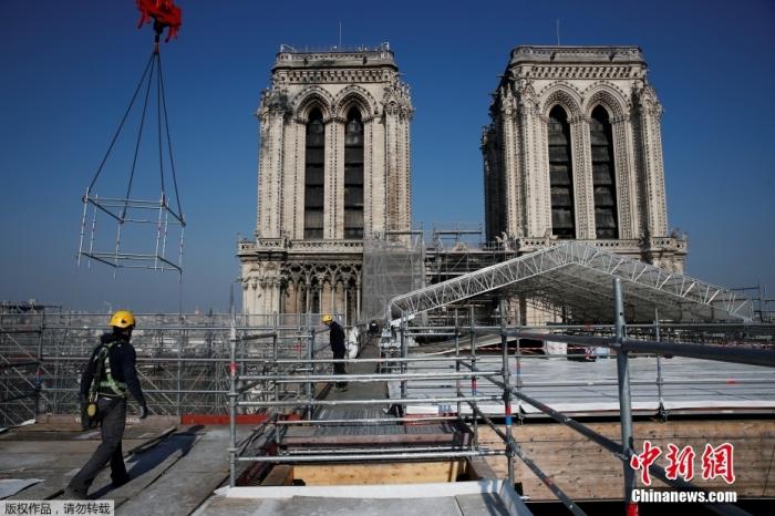 當地時辰2021年4月15日，法邦巴黎，工人正正在巴黎聖母院頂端工作。2019年4月15日，巴黎聖母院蒙受大年夜火，集體建築益毀嚴重，大年夜部分頂部被燒毀，塔尖正正在大年夜火中傾圮。正正在那場殲滅性的火災發生三年後，巴黎聖母院的一層薄薄的煙塵根底上被清理潔淨了，工人正正正在放鬆修歇工做，爭取正正在2024年巴黎奧運會前夕綻開。