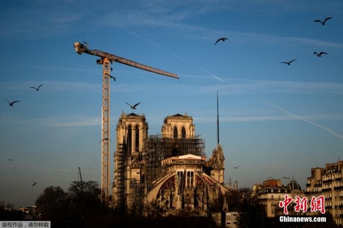 當地時辰2020年1月6日，法邦巴黎，巴黎聖母院中外景。2019年4月15日，巴黎聖母院蒙受大年夜火，集體建築益毀嚴重，大年夜部分頂部被燒毀，塔尖正正在大年夜火中傾圮。正正在那場殲滅性的火災發生三年後，巴黎聖母院的一層薄薄的煙塵根底上被清理潔淨了，工人正正正在放鬆修歇工做，爭取正正在2024年巴黎奧運會前夕綻開。