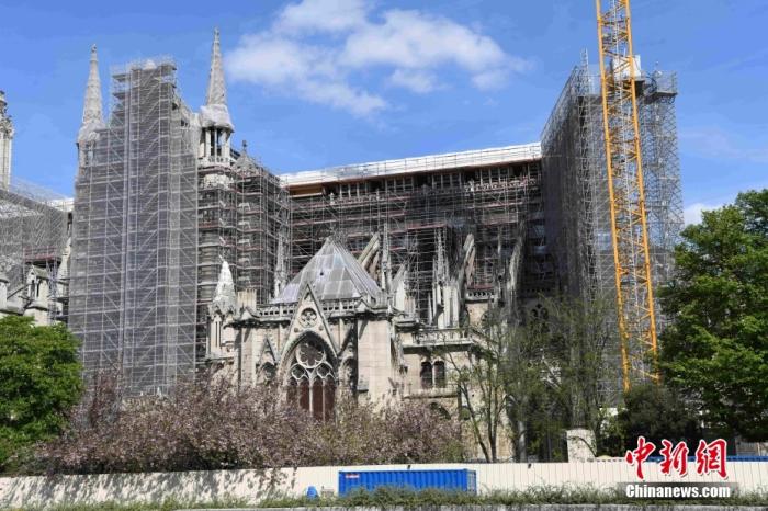 2022年4月15日是巴黎圣母院大火三周年。巴黎圣母院临时的金属脚手架已经搭建完毕，以保证巴黎圣母院结构稳定。中新社记者 李洋 摄