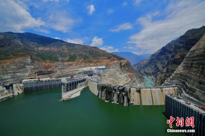 全球水电行业起重载荷最大坝顶门机正式投入使用