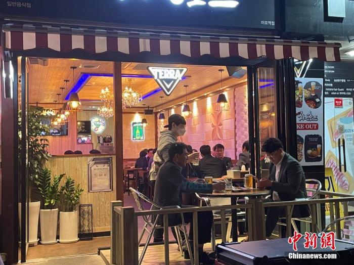 圖為韓國市民當晚在首爾麻浦區一餐廳用餐。 <a target='_blank' href='/'>中新社</a>記者 劉旭 攝