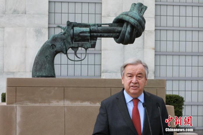 当地时间4月19日，联合国秘书长古特雷斯在纽约联合国总部《打结的手枪》雕塑前召开记者会，呼吁俄罗斯和乌克兰实施为期4天的东正教复活节人道主义暂时停火，以便开放一系列人道主义走廊。　 中新社记者 廖攀 摄
