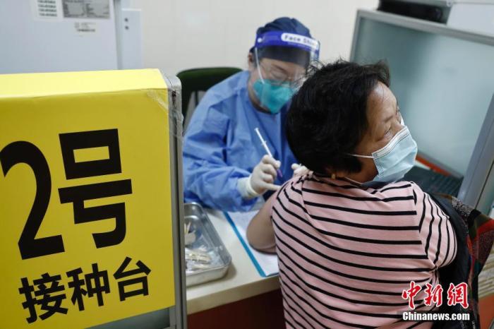 4月21日，在上海市奉贤区南桥镇社区卫生服务中心，老年居民在接种新冠疫苗。 <a target='_blank' href='/'>中新社</a>记者 殷立勤 摄 　