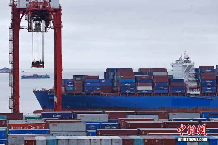 资料图:航拍忙碌的上海洋山深水港。殷立勤 摄 资料图:航拍忙碌的上海洋山深水港。殷立勤 摄