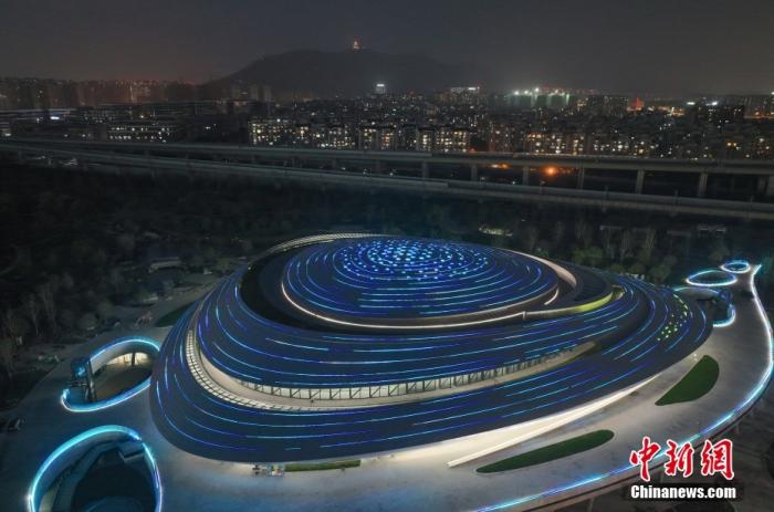 杭州2022年亚运会电子竞技场馆入夜亮灯，屋顶彩色光条如星轨。(无人机照片) <a target='_blank' href='/'>中新社</a>记者 王刚 摄