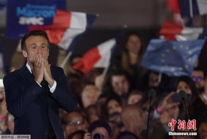 当地时间2022年4月24日，法国巴黎，法国总统马克龙在马尔斯广场(Champ de Mars)发表演讲。马克龙在第二轮选战中，战胜极右翼政党“国民联盟”候选人勒庞，成功连任法国总统。