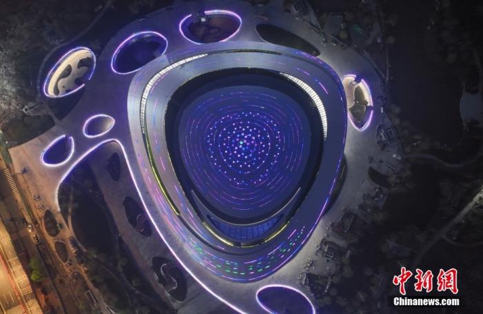 4月24日，杭州2022年亚运会电子竞技场馆入夜亮灯，屋顶彩色光条如星轨。(无人机照片) <a target='_blank' href='/'>中新社</a>记者 王刚 摄