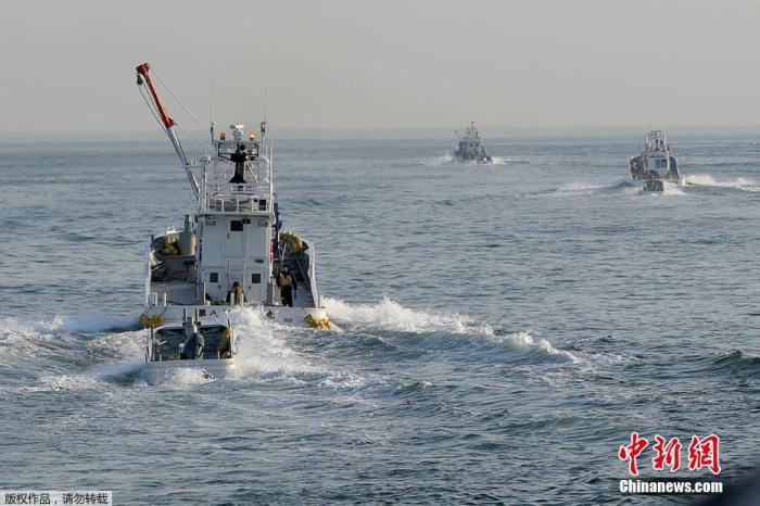 当地时间4月26日，日本北海道东北部的渔船在搜寻失踪的观光船。