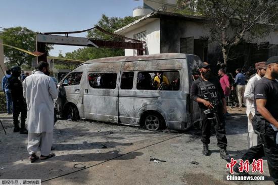 A van carrying Chinese nationals is hit by a bomb blast in Karachi, Pakistan, April 26, 2022. (Photo/Agencies)