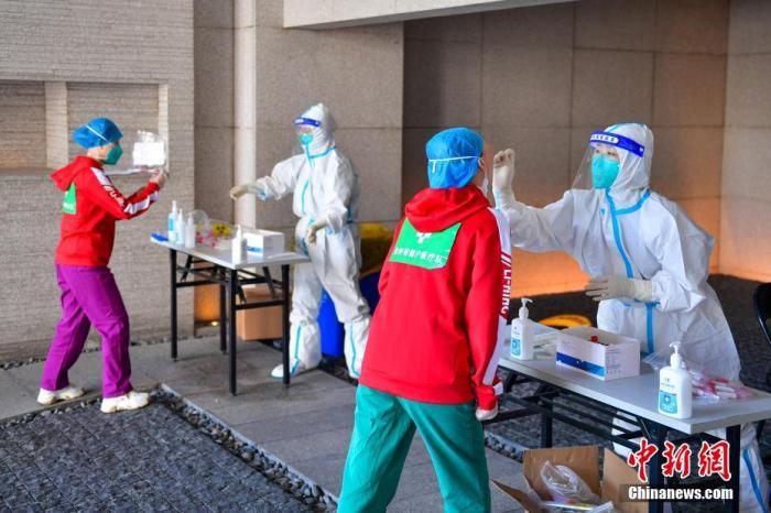 5月1日，上海，贵州省援沪医疗队队员在接受核酸检测。当日是“五一”国际劳动节，上海很多劳动者坚守在工作一线。 <a target='_blank' href='/'>中新社</a>记者 田雨昊 摄 　