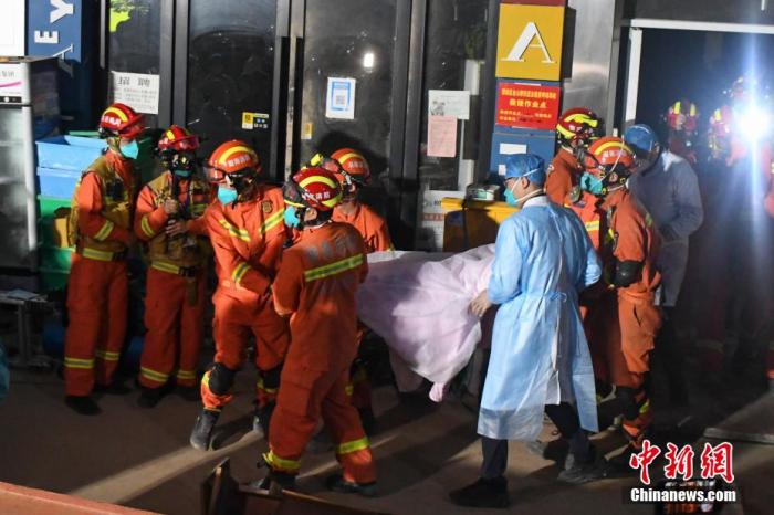 5月2日19時20分許，湖南長沙居民自建房倒塌事故現場，第8名被困人員被救出。據悉，該名受困人員是一名女性。 楊華峰 攝