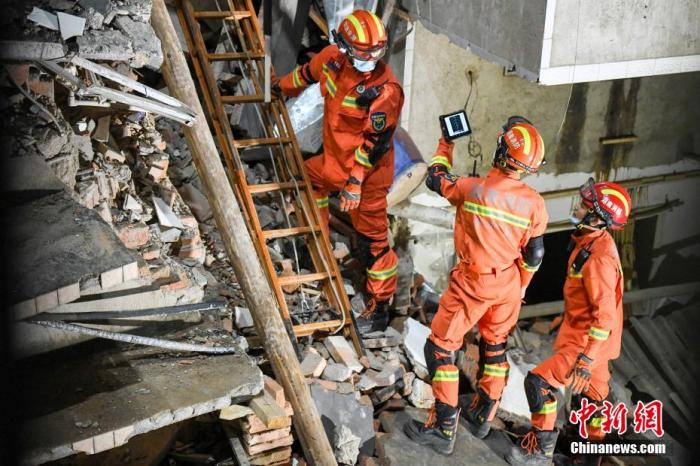 5月2日凌晨，救援人员用生命探测仪器寻找被困人员。 杨华峰 摄