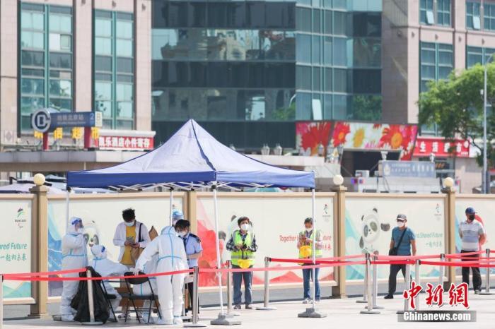 5月5日，北京市东城区一处核酸检测点，民众排队接受核酸筛查。 <a target='_blank' href='/'>中新社</a>记者 贾天勇 摄