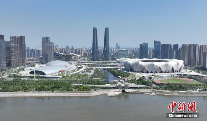 资料图：航拍杭州奥体中心的主体育场(右)和体育游泳馆(左)。 中新社记者 王刚 摄