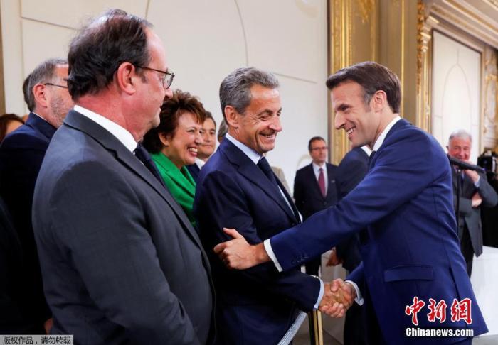 當地時間5月7日，法國總統馬克龍在巴黎愛麗舍宮舉行連任就職儀式。圖為法國前兩任總統薩科齊(右二)與奧朗德(左一)受邀到場。