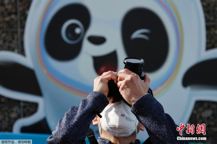 2022年2月7日，2022北京冬奧會自由式滑雪女子大跳臺資格賽現場，一只碩大的微笑冰墩墩背景板出現在記者身后。
