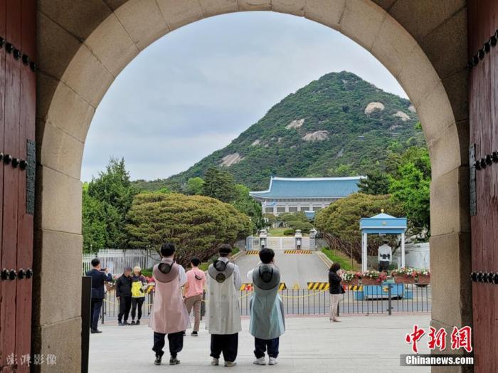 当地时间2022年5月8日，韩国首尔，青瓦台向公众全面开放前两天，不少民众提前来到青瓦台附近打卡拍照。图片来源：澎湃影像