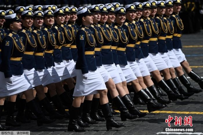 当地时间2022年5月9日，为纪念卫国战争胜利77周年，俄罗斯在莫斯科红场举行胜利日阅兵，俄罗斯总统普京出席阅兵式并发表讲话。据悉约6.5万名军人、2400种军事装备及460多架飞机亮相。图为参加胜利日阅兵式的俄罗斯女兵。