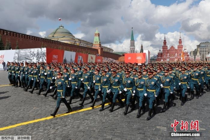 当地时间2022年5月9日，为纪念卫国战争胜利77周年，俄罗斯在莫斯科红场举行胜利日阅兵，俄罗斯总统普京出席阅兵式并发表讲话。据悉约6.5万名军人、2400种军事装备及460多架飞机亮相。图为俄罗斯军人参加胜利日阅兵式。