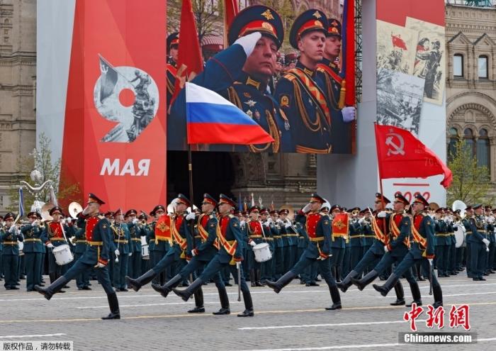 当地时间2022年5月9日，为纪念卫国战争胜利77周年，俄罗斯在莫斯科红场举行胜利日阅兵，俄罗斯总统普京出席阅兵式并发表讲话。据悉约6.5万名军人、2400种军事装备及460多架飞机亮相。图为俄罗斯军人参加胜利日阅兵式。