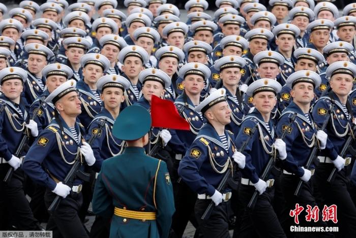 当地时间2022年5月9日，为纪念卫国战争胜利77周年，俄罗斯在莫斯科红场举行胜利日阅兵，俄罗斯总统普京出席阅兵式并发表讲话。据悉约6.5万名军人、2400种军事装备及460多架飞机亮相。图为俄罗斯海军水手参加胜利日阅兵式。