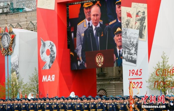 当地时间5月9日，俄罗斯在首都莫斯科红场举行纪念伟大卫国战争胜利77周年阅兵式。共有1.1万名军人、131件现代化武器和军事技术装备在红场接受了检阅。图为俄罗斯总统普京发表讲话。 中新社记者 田冰 摄 　