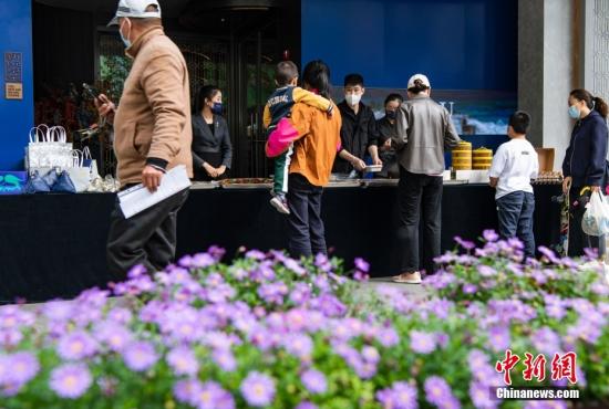 Customers buy food at a restaurant in Chaoyang District, Beijing, May 12, 2022. (Photo/China News Service)