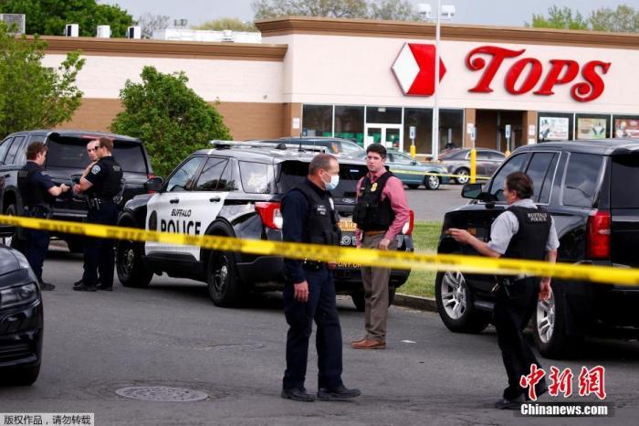 当地时间5月14日，美国纽约州布法罗市一家超市发生大规模枪击事件，造成至少10人死亡，3人受伤。据报道，警方表示，嫌犯为一名18岁的白人枪手，他在作案时身着防弹衣，并用头戴摄像机进行现场直播。图为当地警方已经封锁事故现场。