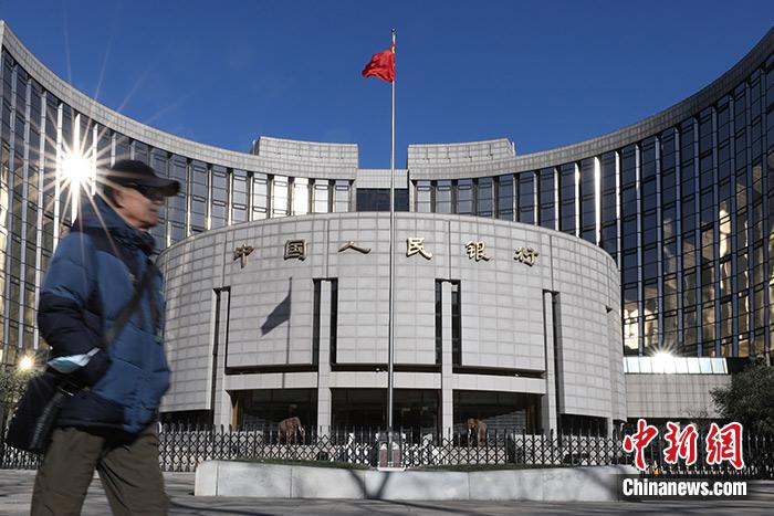 资料图：北京市民经过位于中国北京市的中国人民银行。 中新社记者 蒋启明 摄