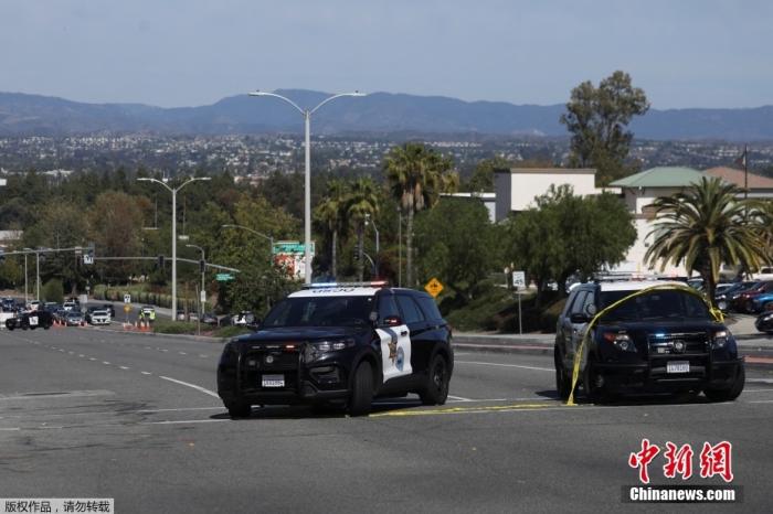 当地时间5月15日，美国加州奥兰治县(Orange County)警察局称，当地一所教堂发生枪击事件。图为发生枪击事件后，教堂附近的警车。