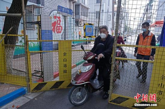 Shanghai residents walk out of a community in Jinshan District, Shanghai on May 16, 2022. (Photo/China News Service)