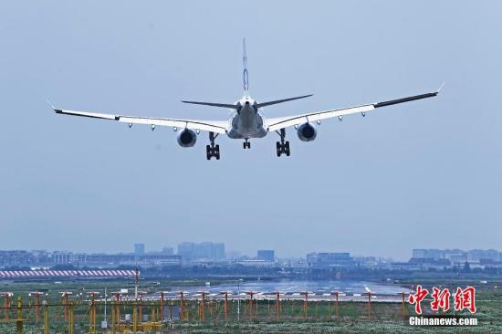 A China Eastern Airbus A330 passenger plane is ready to take off at the Shanghai Hongqiao International Airport, east China's Shanghai, May 16, 2022.  (Photo/China News Service)