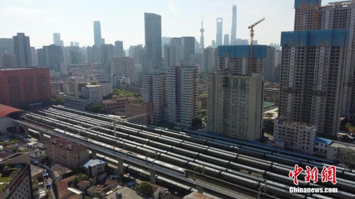 5月22日，航拍正在运营中的上海轨道交通3号线。中新社记者 殷立勤 摄