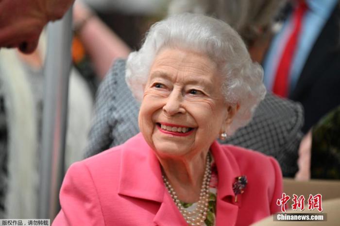 资料图：英国女王伊丽莎白二世身着粉色套装参观切尔西花展。由英国皇家园艺协会主办的切尔西花展拥有百余年历史，是英国最盛大也是全球最著名的园艺博览会之一。