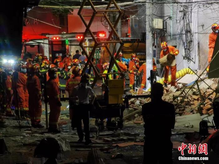 江苏常州湖塘花园街发生爆炸 3人送医救治3人被困