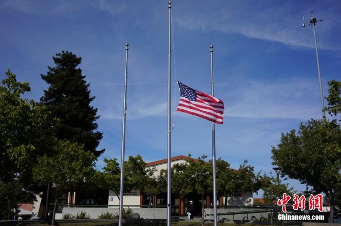 当地时间5月25日，美国加利福尼亚州米尔布雷市政厅附近一处广场降半旗，为得州小学枪击事件遇难者致哀。中新社记者 刘关关 摄