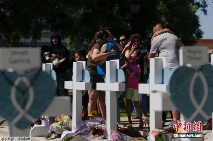 当地时辰5月26日，好邦得克萨斯州尤瓦我迪市，大众怀念小教枪击案遇害者。当地一所小教5月24日发生枪击案，构成21人衰亡，其中包含19名少女童。