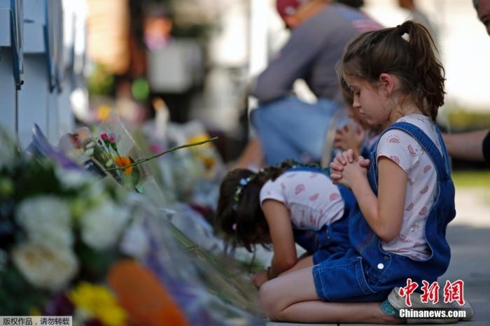 当地时间5月26日，美国得克萨斯州尤瓦尔迪市，民众悼念小学枪击案遇害者。